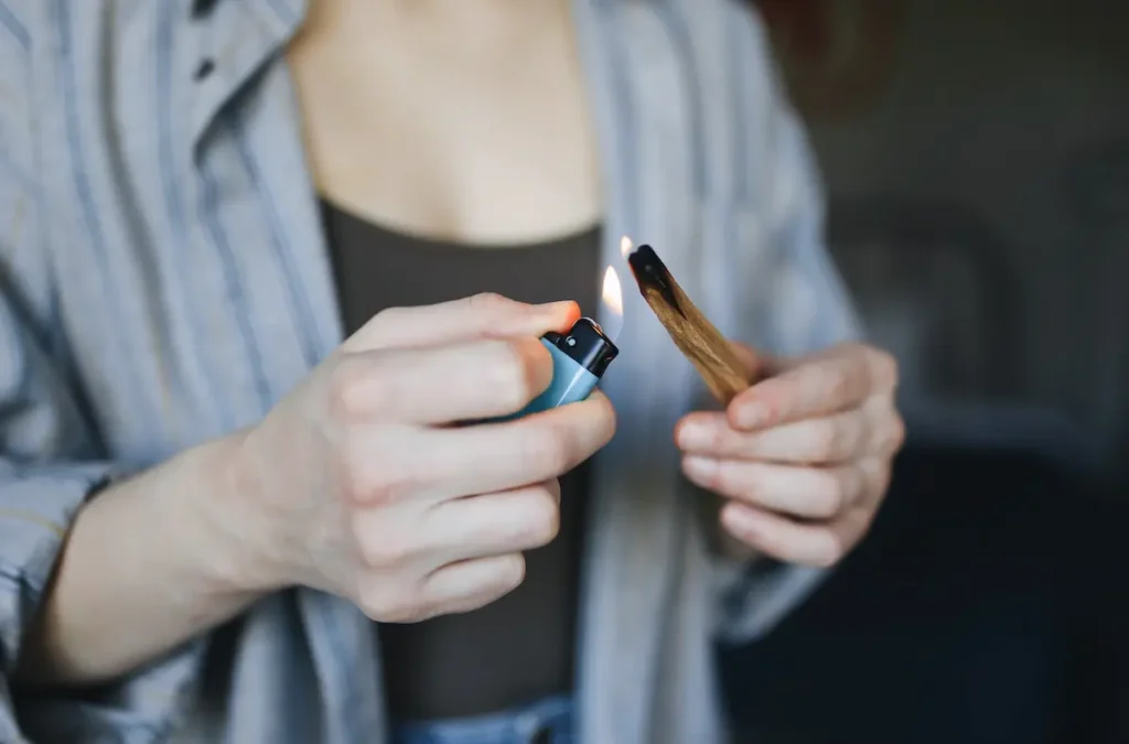 how to burn palo santo sticks